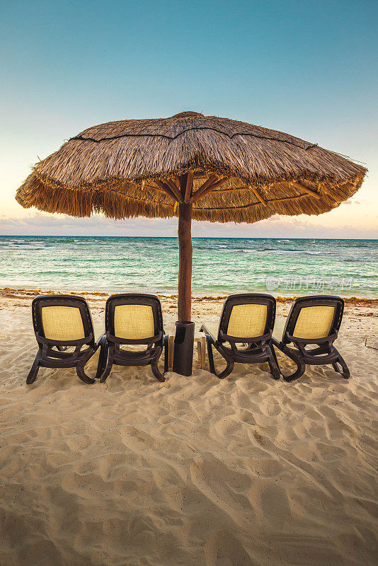 Palapa/沙滩上的稻草伞和椅子